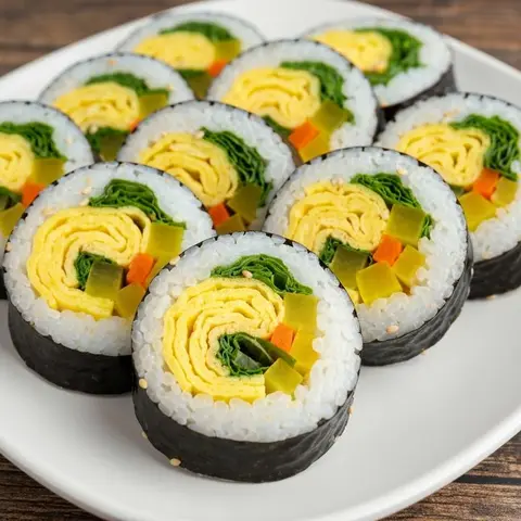 계란 가득 꼬들단무지 김밥